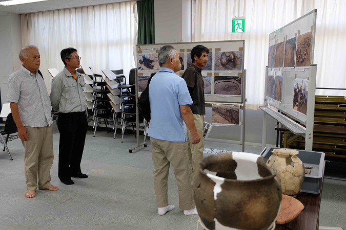 調査写真や出土土器の展示