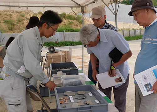 「凡直」刻書土器について説明をする調査員