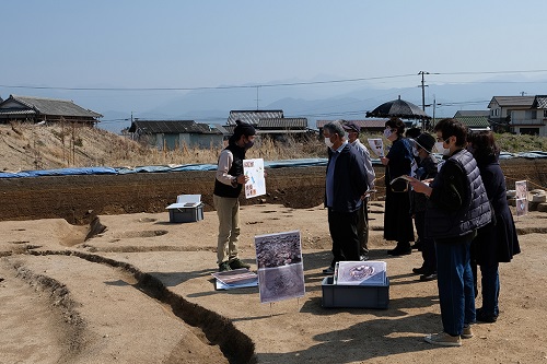 遺物の説明に聞き入る見学者の皆さま