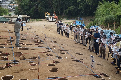 遺構の説明をする調査員